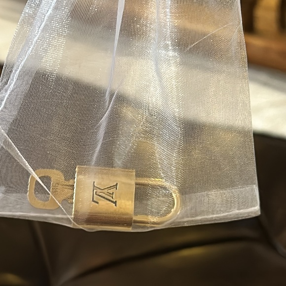 Authentic Louis Vuitton, Made in France Brass Lock & Key #316 with Monogram - Picture 10 of 10